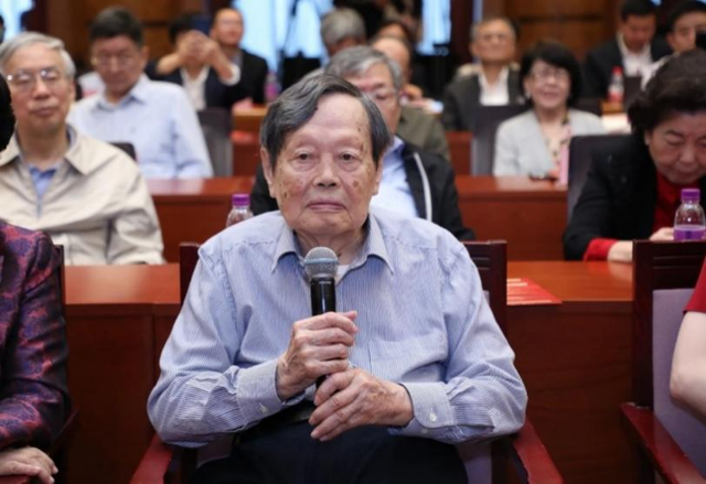 悼念杨振宁：世纪科学巨擘的归根之路