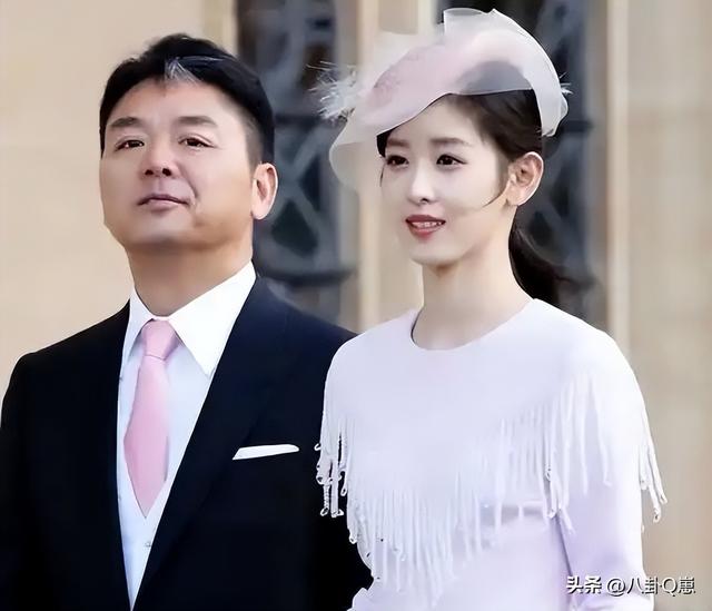 婚变传闻仅5天，刘强东"坦白"没自信，章泽天状态好到和男星看展