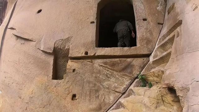 重庆渝北水库边发现神秘悬崖洞，传闻是旧时大地主私藏财宝的据点