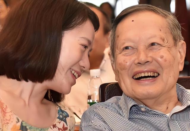 演都不演了！杨振宁去世仅7天，恶心的一幕出现，结局大快人心