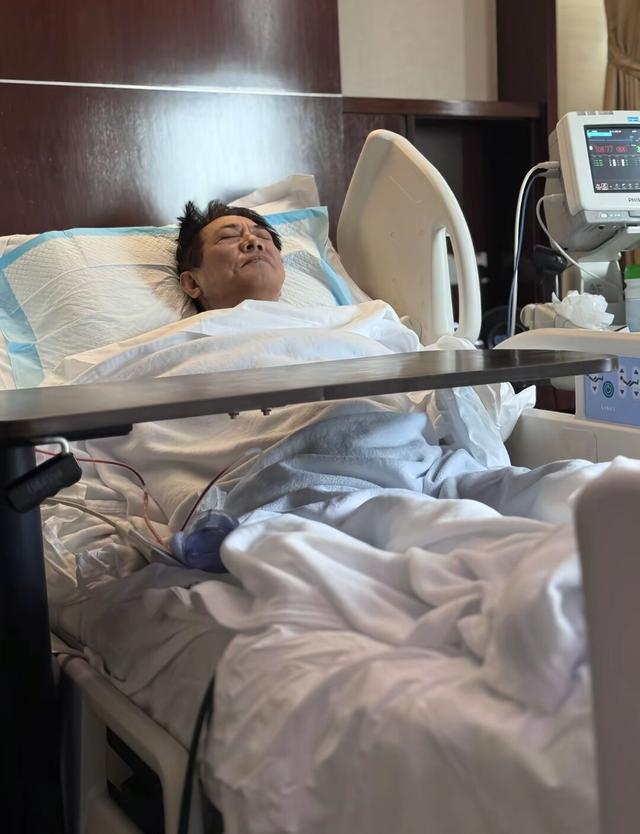 62岁李连杰已向利智交代后事：一切从简，不用立碑！病床照好憔悴