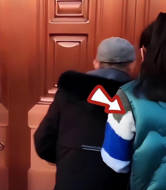 刘强东的两个妹妹：一个已经去世，一个有钱有颜	，陪在父母身边