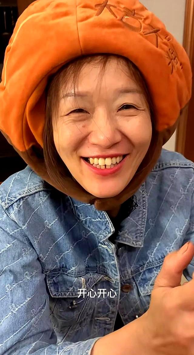 谢浩男爸爸泰山还愿震天吼！谢妈穿长裙现身南京，大女儿走路如风