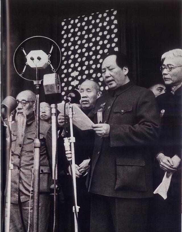 为何天安门不悬挂毛主席的照片，反倒要挂主席的画像？