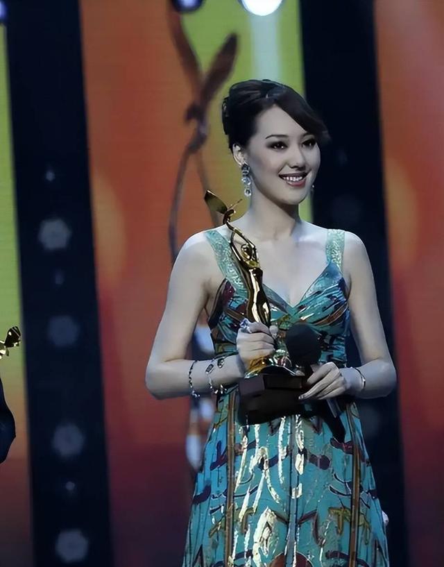 讨好大佬	，陪睡上位，遭央视“开除”，她身上的标签哪个才是真的