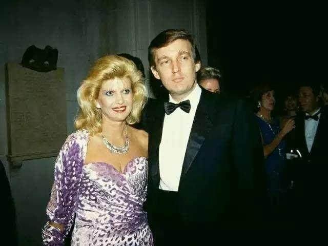 1987年，特朗普与妻儿在别墅内留影，那年的他，事业有成婚姻美满