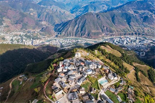 旅居怒江阳坡 等每天的第一缕阳光