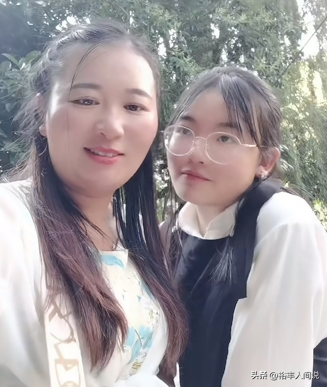 四川高三女孩杜彬洋去世！仅18岁，刚被川北医学院录取，弟弟立碑