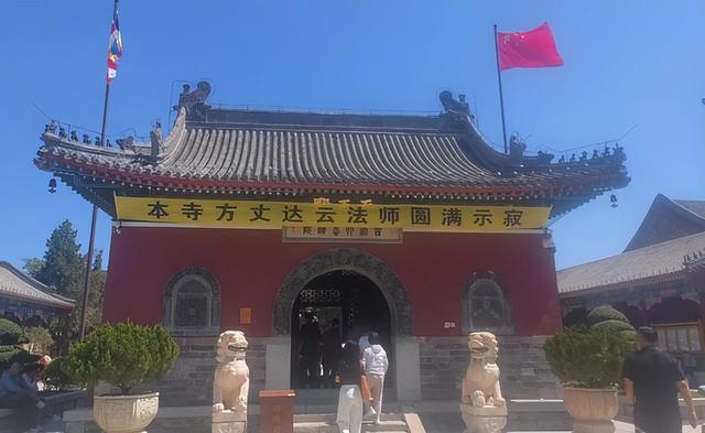 五台山方丈去世4天，恶心一幕出现，生前生活被质疑，奢侈引争议