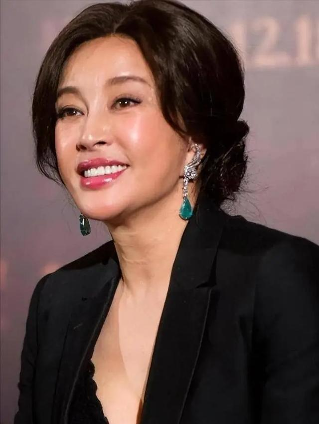 钱再多有什么用75岁刘晓庆摔断左臂,拒绝休养只因无儿无女