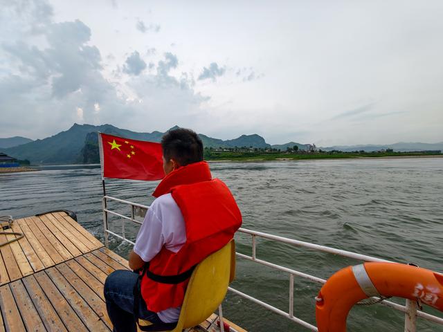 鸭绿江上羊鱼石，一筏漂过中朝千年