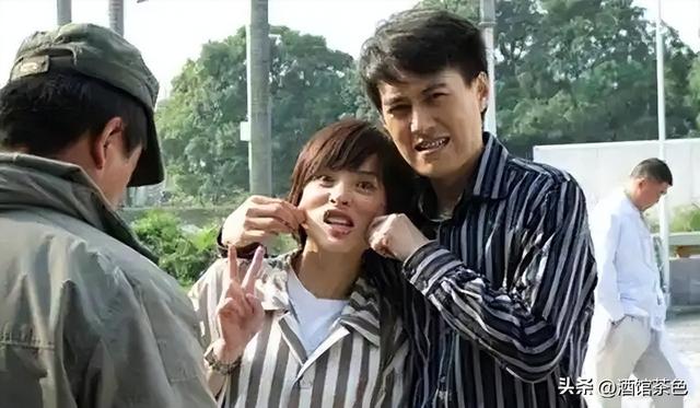 她26岁成双料影后，二婚嫁靳东高龄生下两子，今48岁美得自信从容