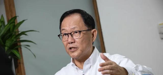 起风了，郑丽文即将登机，翁晓玲先行抵达，蓝营提出两岸新主张