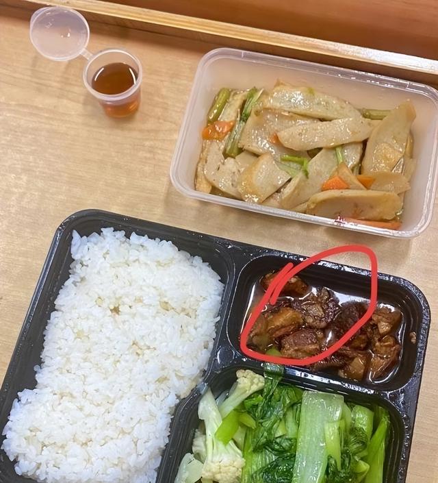 北京下了死命令：2027年底前，所有中小学必须告别“校外配餐”