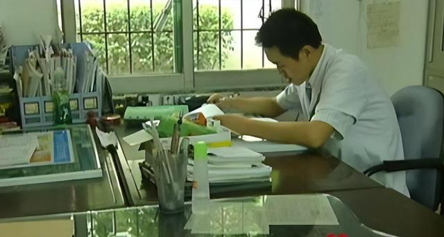 武汉小伙突然死亡，母亲将他手机一起火化，下葬一年后竟接到电话