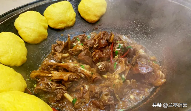 黑龙江大叔养6000只大鹅，不料被大雁“拐走”近半，次年奇迹出现