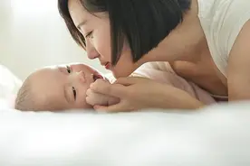 心理学研究：孩子长大后仍“跟妈亲”，多因妈妈做对了以下3点图片