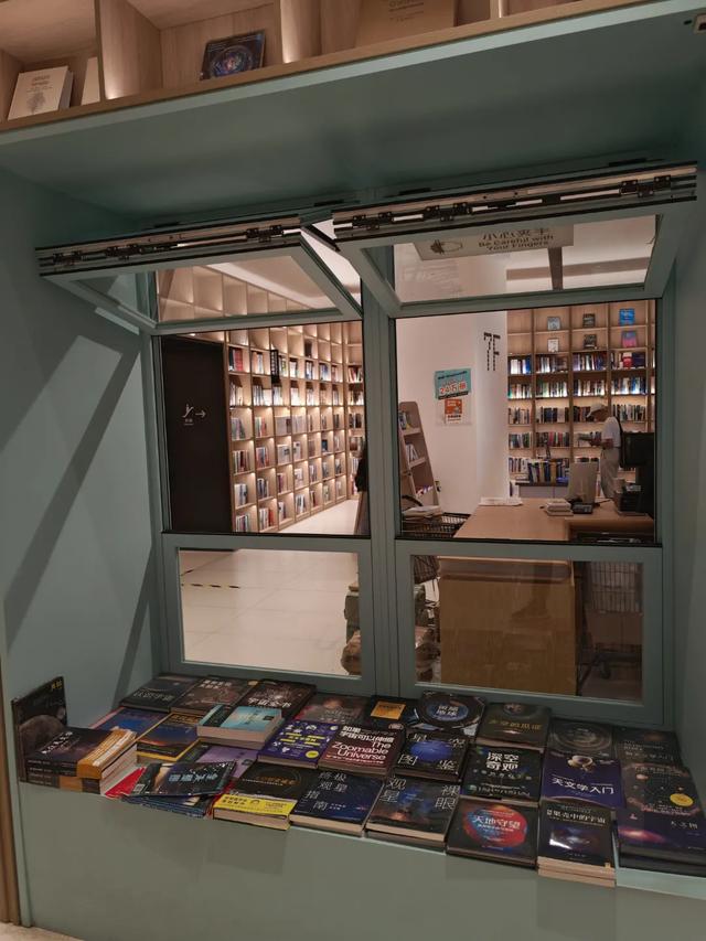 淘书逛展、夜游夜市、盖章打卡……上海书展的快乐，弥漫在整座城市→