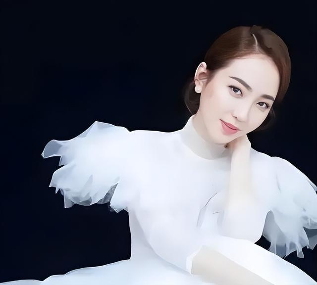 许家印被捕已2年，恒大歌舞团长白珊珊，竟低调闪婚房地产大佬？