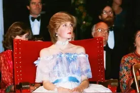 戴安娜的5件绝美礼服，英伦玫瑰名不虚传，王室再也没人能超过她图片