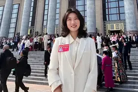 又美又飒！女排世界冠军空降北京开会，与名帅之女同框格外迷人图片