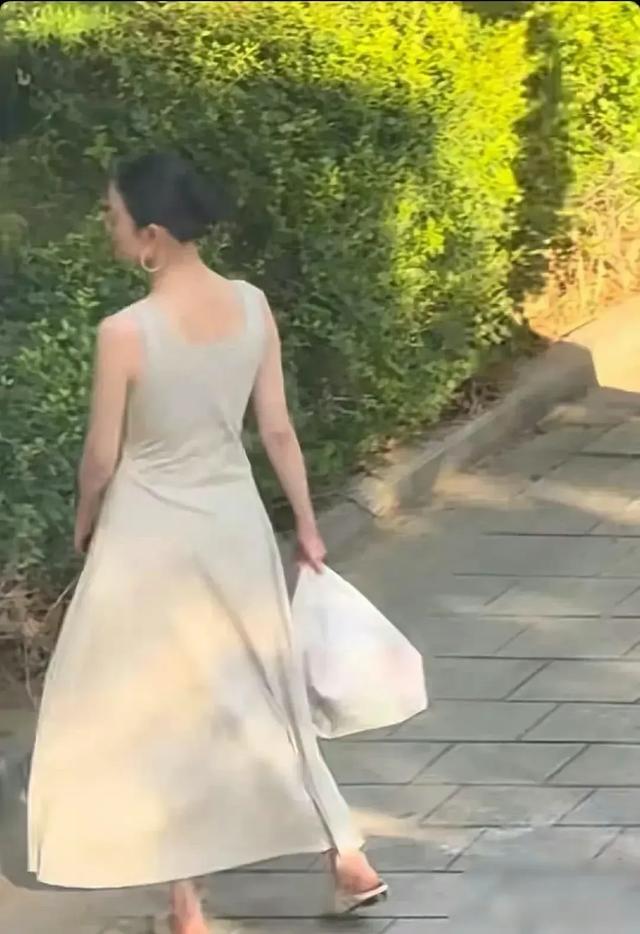 原来倪妮现实中长这样，不得不说，不仅长得漂亮，身材比例也很好