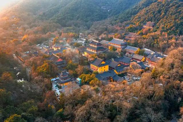 灵隐免票首日抢空！放弃4.9亿门票，景区图的是长远饭票