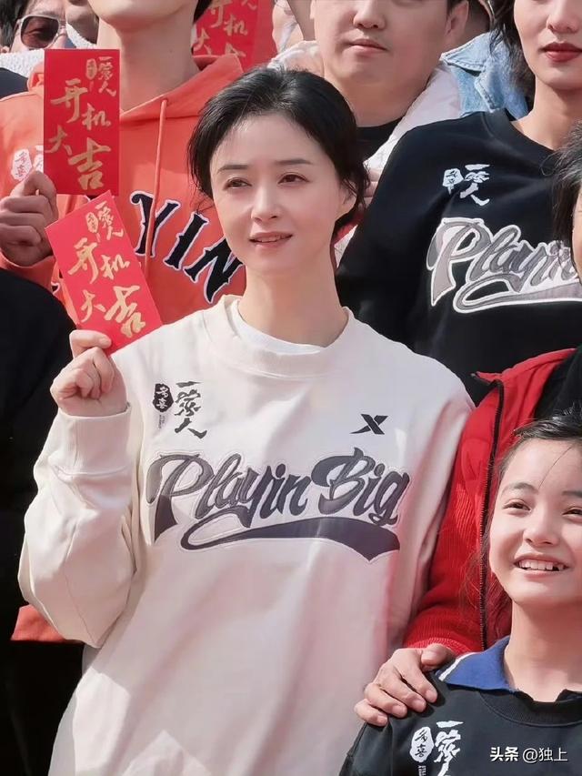 42岁蒋欣生图被疯传，被她真实状态吓到，别被内娱的畸形审美害了