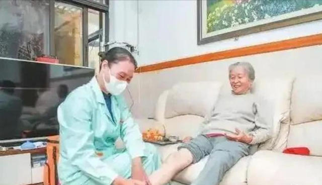 江苏大一女生开养老院，无人入住却有近400名客户，员工全是60后