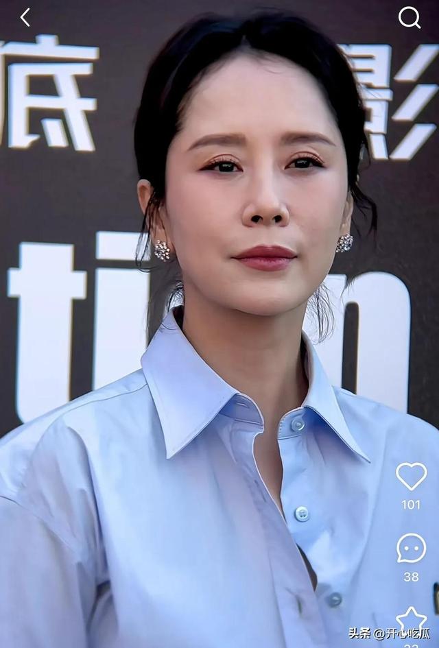 天哪47岁的海清脸上打了多少针啊，肿成奶白馒头，全是医美痕迹