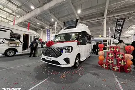 B型车身+C型生活舱，驾驶感还升级了！飞翔福特 T8铁C房车图片