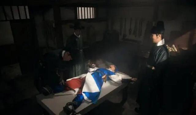 古代太监净身到底是割蛋还是割鸡？他们说话的声音真的是娘娘腔？