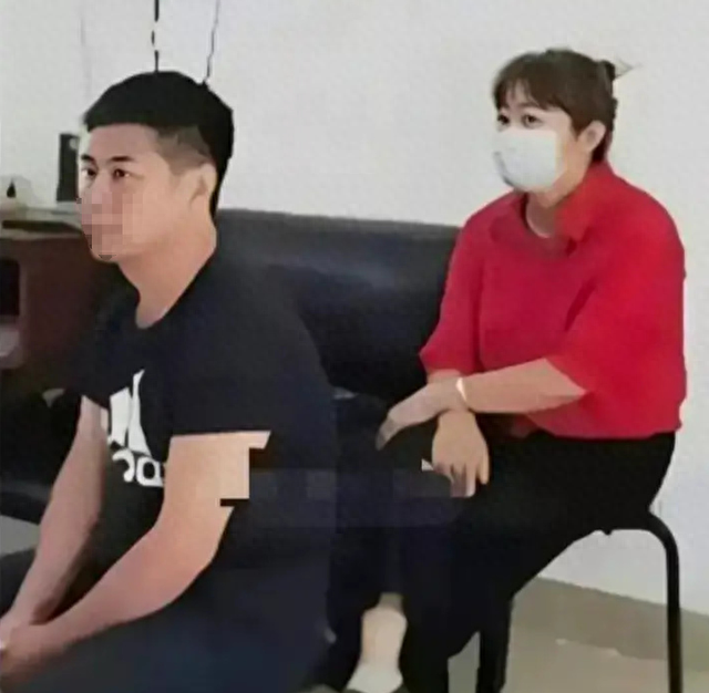 村干部事件后续：两人暧昧十几年，儿媳闹离婚，当事椅子历经沧桑