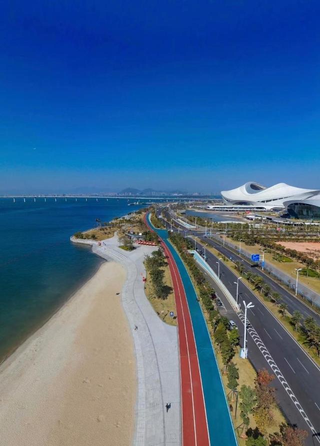 厦门翔安奥体中心，由白鹭体育场、凤凰体育馆、白海豚游泳馆构成