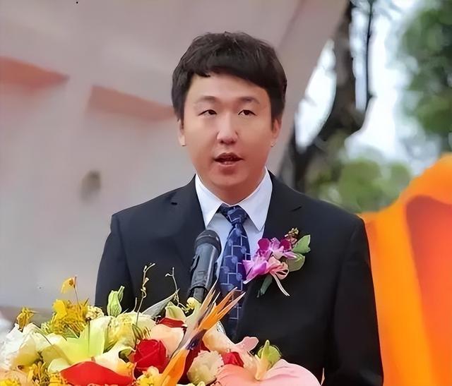 许家印给儿子整了23亿信托基金，却没想到连最小的儿子也被抓了