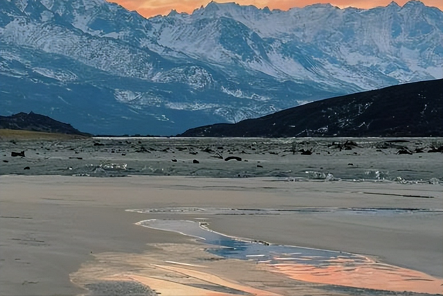 救援一次花10万，违规徒步透支资源，这个账该谁算？