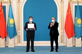 “像金鹰展翅高飞”——习近平和中哈友谊图片