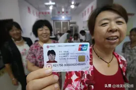 如今，不少人选择将手中的第二代社保卡更换为第三代社保卡。图片