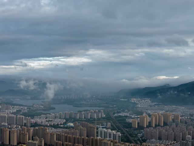 云海漫泰岳，水墨染岱宗