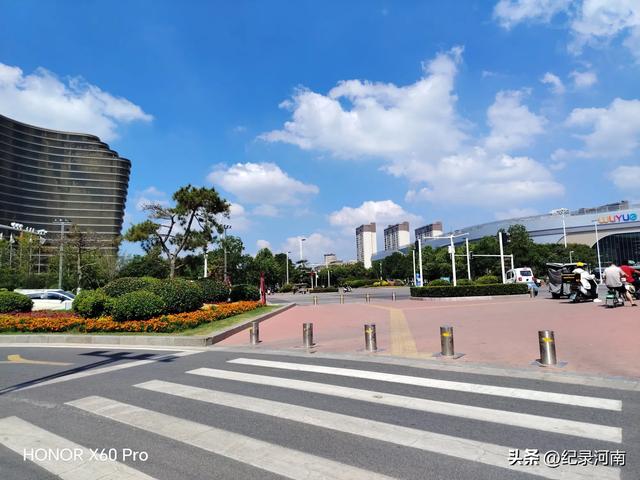 信华建国酒店和新城吾悦广场，如同商丘市中心城区的两颗璀璨明星