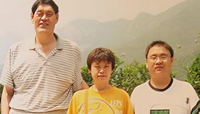 穆铁柱追悼会：身盖八一军旗，妻儿痛哭，姚明哀悼、郑海霞出席