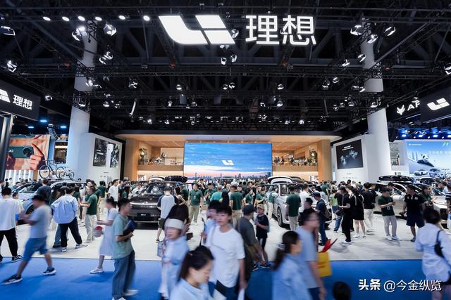 70亿参数模型上车！品牌上演"神仙打架"，AI辅助驾驶真要起飞了？