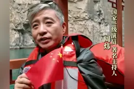 50岁周炜在山西长治，坐船旅游头发全白很沧桑，歌唱家王洁实也在图片