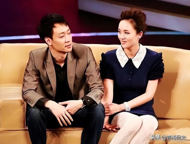 辛柏青带17岁女儿寺庙祈福！父女俩一直牵着手，李乃文也陪在身边