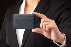 真解气！女子练车被教练骂“死鬼”，现场怒怼，网友揭露行业内幕图片