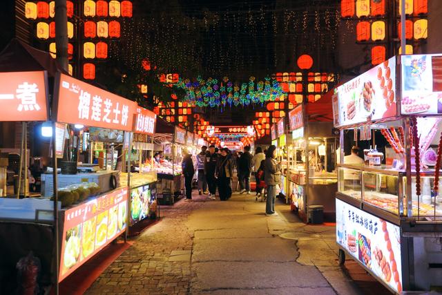 兰州正宁路小吃夜市，一条街，百种味，感受舌尖上的西北风情