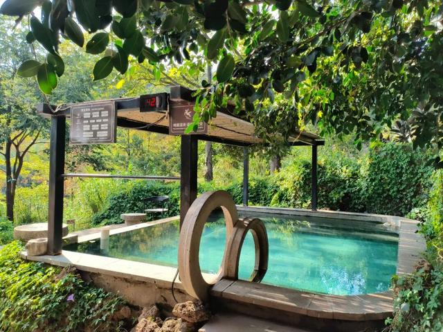 不输昆明！高铁可达20℃暖冬小城，泡温泉晒太阳水果随吃！人少物价低，6元就嗦粉！