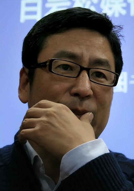 张水华也没想到	，离春节不到一个月，白岩松竟因一个举动口碑暴增