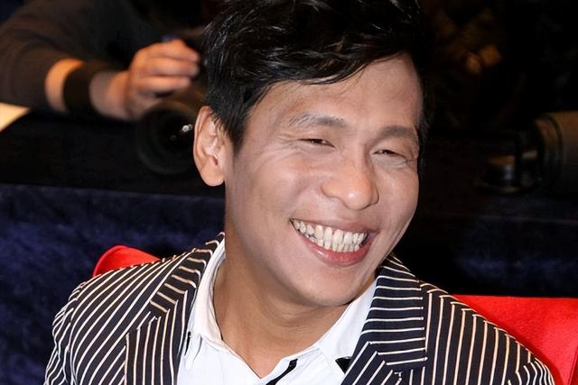 成名后抛弃原配，转身娶女粉丝的宋小宝，再藏不住早就变了的面相