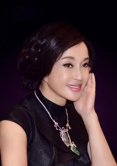 钱再多有什么用？75岁刘晓庆的现状，给所有中老年人提了个醒